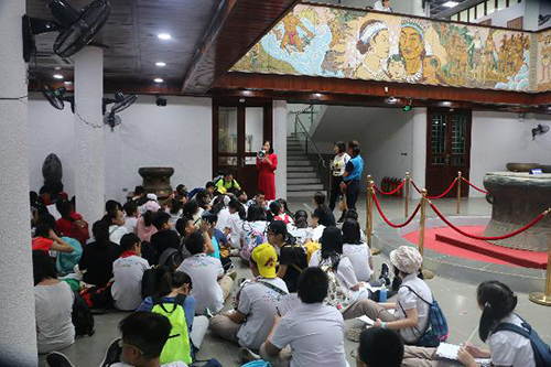 Các em học sinh đến từ Hà Nội tham quan Bảo tàng Hùng Vương - Khu Di tích lịch sử Đền Hùng